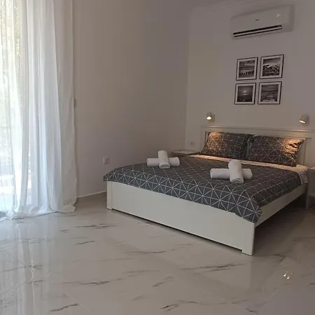 Апартаменты Kariani Beach Studio *